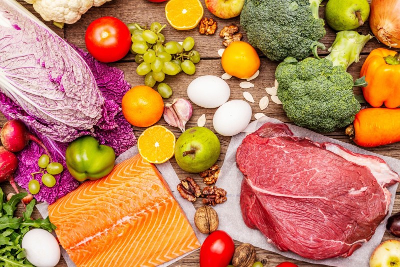 Ce reprezintă dieta „ancestrală” și de ce generează preocupări, în pofida popularității sale ascendente?