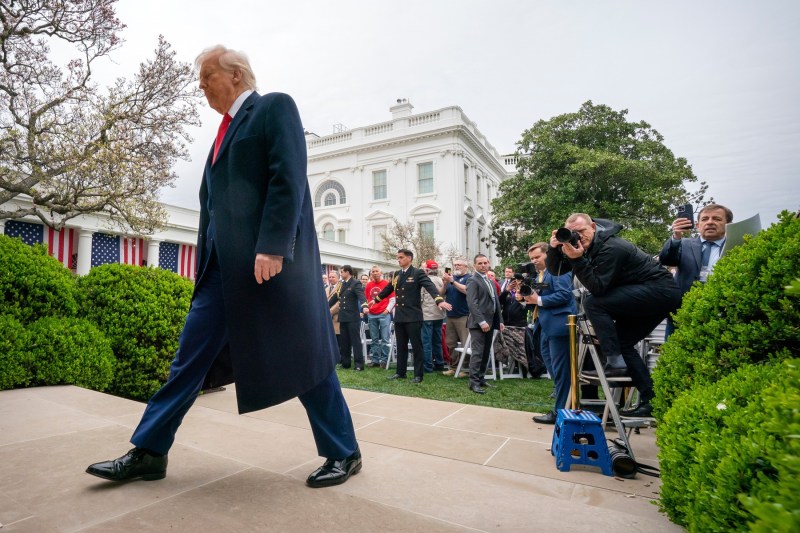 Ce urmează în urma blocării taxelor vamale drastice impuse de Trump de către o instanță din SUA, după săptămâni pline de haos și incertitudine