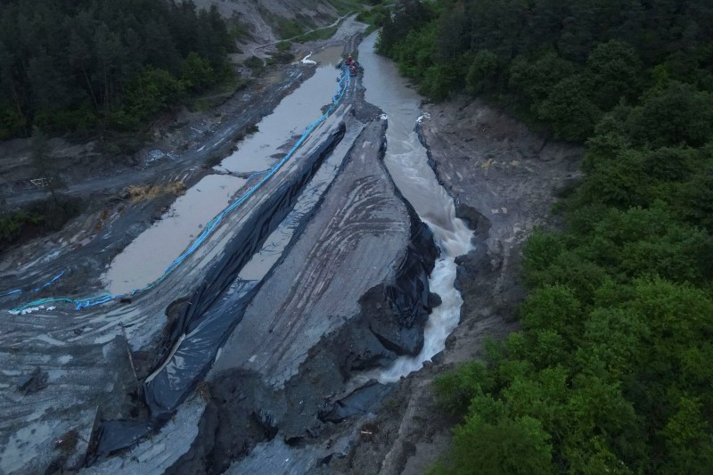 Cedarea digului de la Salina Praid afectează stocurile de sare și utilajele