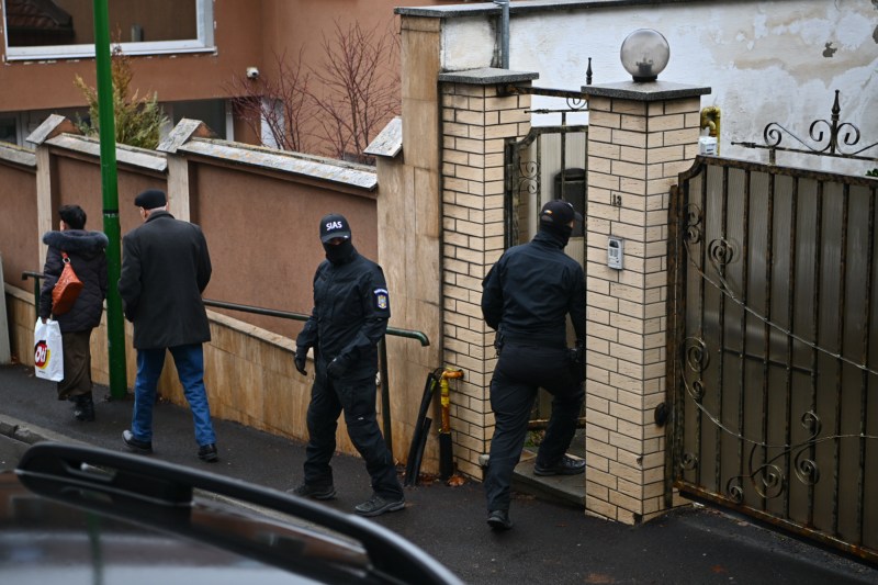 Cinci români suspectați de furturi de aur și argint în Italia, reținuți în România