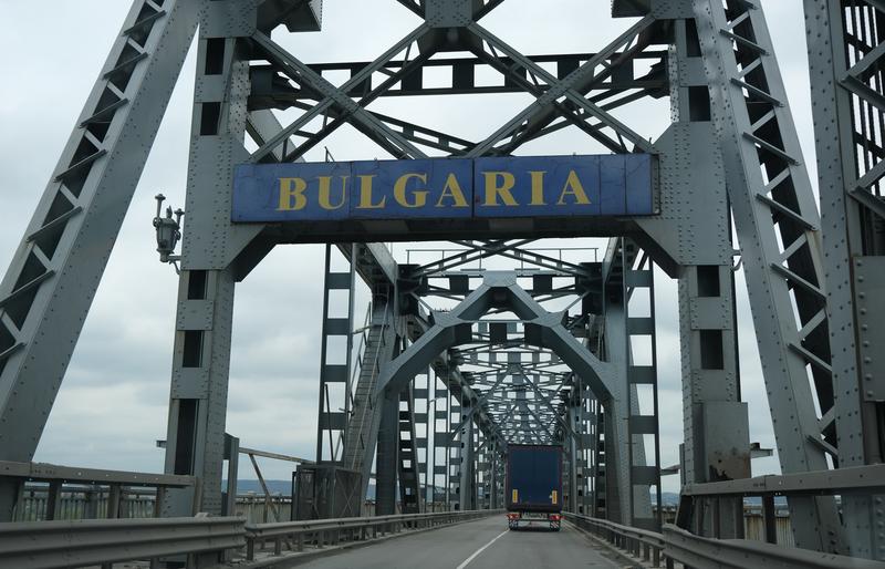Coadă de kilometri la ieșirea din România pe podul de la Giurgiu. Timpul estimat pentru trecerea frontierei