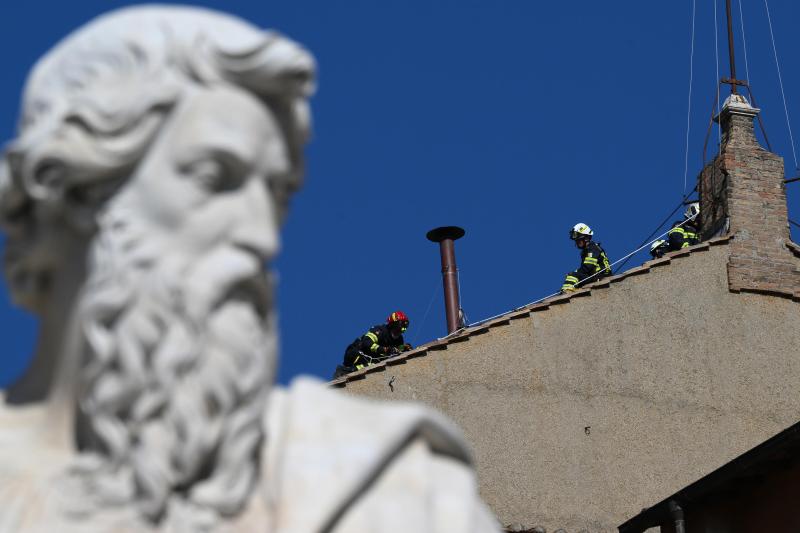 Conclav la Vatican pentru alegerea unui nou papă: Primul semnal cu fum