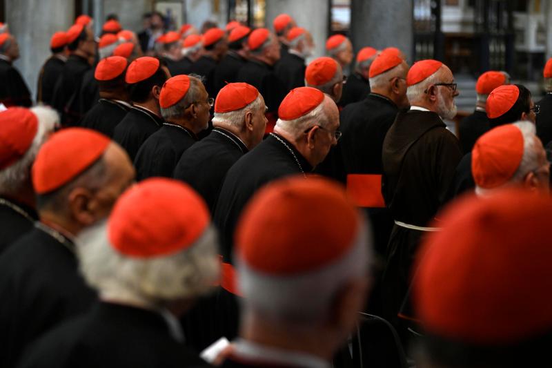 Conclavul de la Vatican: A doua rundă de vot secret pentru alegerea noului papă, credincioșii așteaptă semnalul fumului alb
