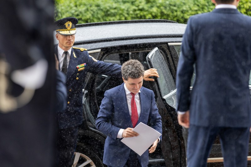 Consultări maraton la Cotroceni: Nicușor Dan se întâlnește cu partidele parlamentare pentru a discuta despre situația economică și politică a României.