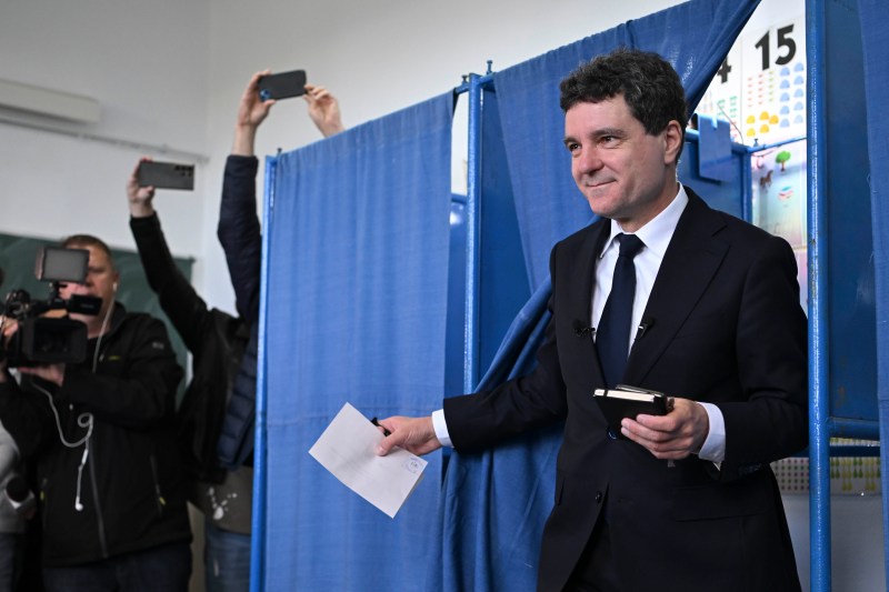 Contestație la CCR privind Turul II al alegerilor prezidențiale / O asociație solicită implicarea cetățenilor care au observat nereguli în procesul electoral