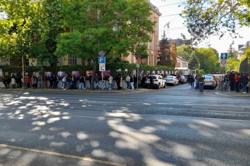 Cozi semnificative la secțiile de votare din Budapesta pentru alegerile prezidențiale românești / Numărul alegătorilor care au votat până acum în Ungaria