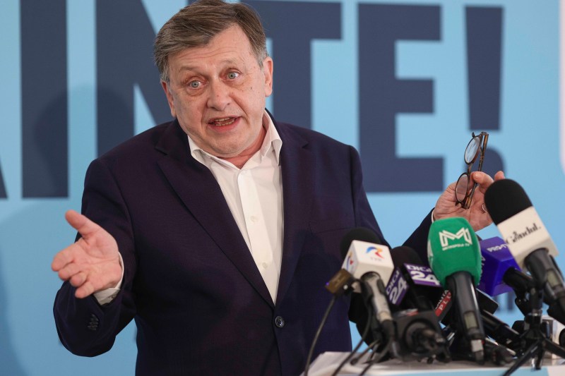Crin Antonescu consideră că bătălia din turul doi e între „două secte – Petrov și Georgescu”