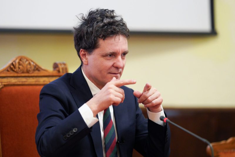 Critici severe la adresa lui Nicușor Dan: „Îmi amintesc de vremurile când jucam fotbal cu echipa de la Matematică, iar Nicușor alerga neobosit”