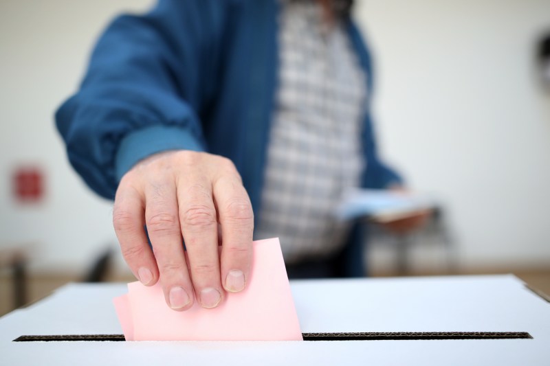 Cum a fost posibil ca un candidat să primească voturi fără să fie pe buletinul de vot într-o democrație solidă