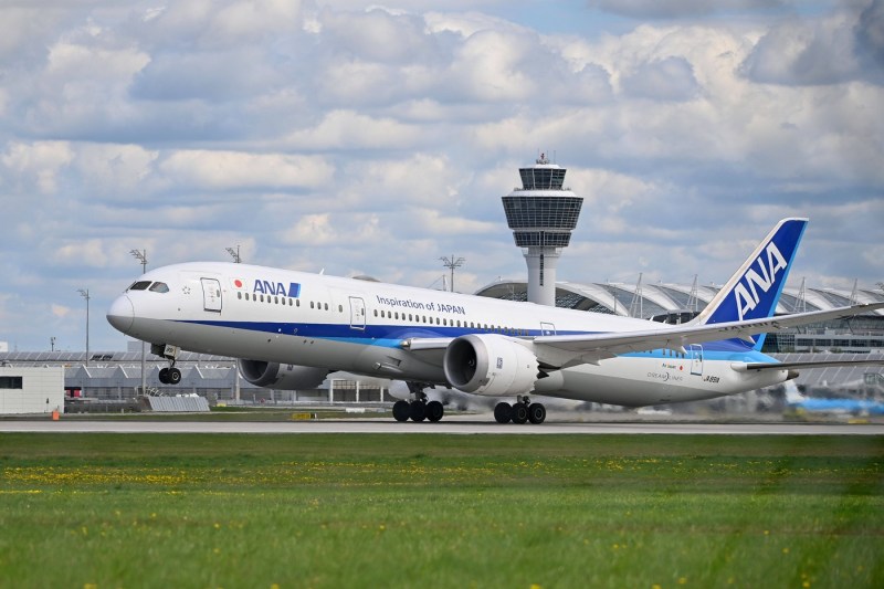Cursa aeriană deviată în SUA după încercarea unui pasager de a deschide ușa avionului în zbor, un alt călător având o criză medicală