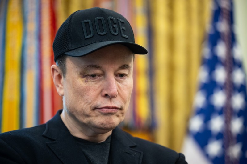 Declarațiile lui Elon Musk după ce a apărut în Biroul Oval cu o vânătaie la ochi: «Hai, lovește-mă în față»