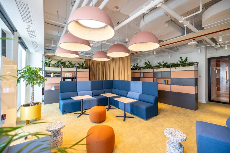 Descoperă designul inovativ al noului birou Adobe din București: restaurant propriu, săli de yoga și zone de relaxare care promovează conexiunea, inovația și creativitatea