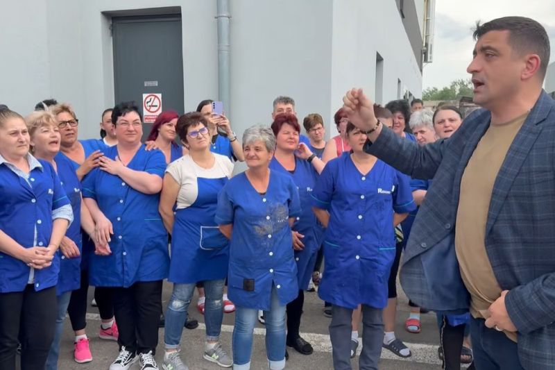 Detalii despre vizita lui Simion la fabrica din Alba: angajații au fost informați de o simulare de incendiu pentru a ieși în curtea unde era liderul AUR