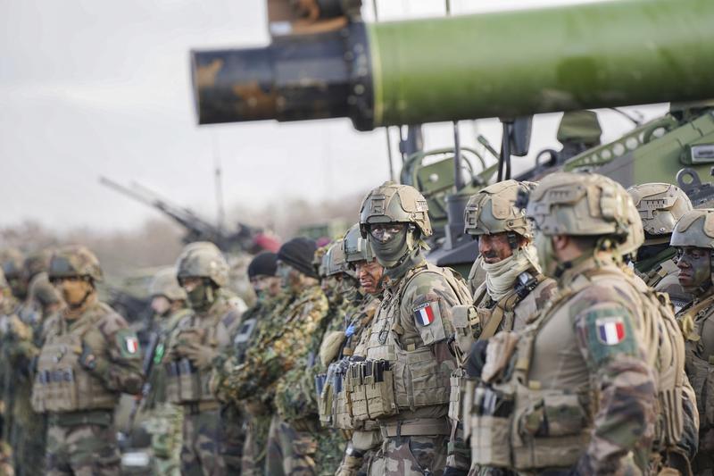 Dezinformare pe TikTok: Militari francezi în uniforme Jandarmeriei Române, acuzații de „război civil” în România, conform MApN