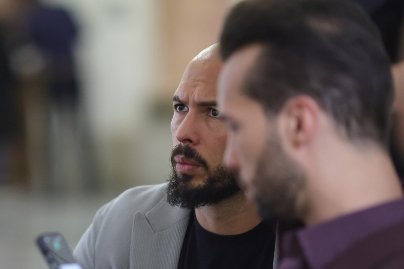 Doi jurnaliști discută despre legăturile fraților Tate cu AUR: „După prima reținere, Andrew Tate a fost interceptat de procurori în timp ce solicita unui apropiat să contacteze Șoșoacă și Simion pentru a crea un scandal care să faciliteze eliberarea sa.”