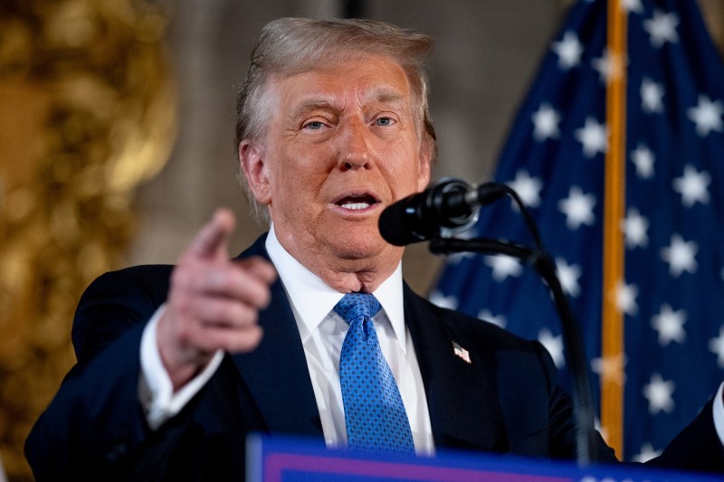 Donald Trump anunță că "analizează atent" posibilitatea unei acțiuni legale împotriva New York Times, pe care îl acuză de "amestec, inclusiv în alegeri".