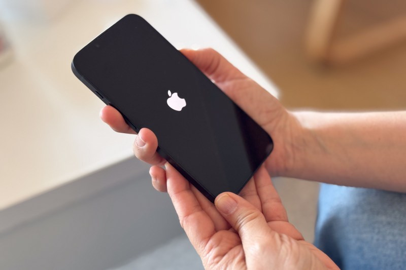 Donald Trump avertizează Apple cu tarife de cel puțin 25% pe toate telefoanele fabricate în afara Statelor Unite