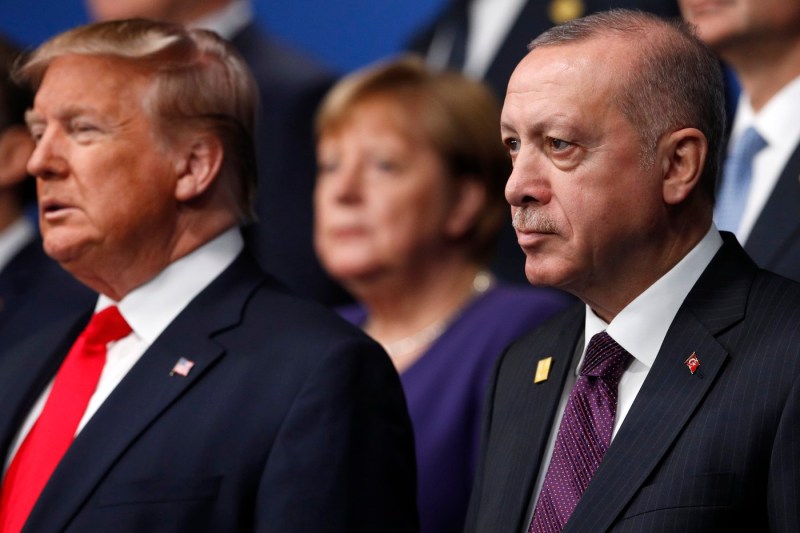 Donald Trump își exprimă dorința de a colabora cu Erdogan pentru a încheia „războiul absurd” din Ucraina. Invitațiile reciproce între cei doi lideri.