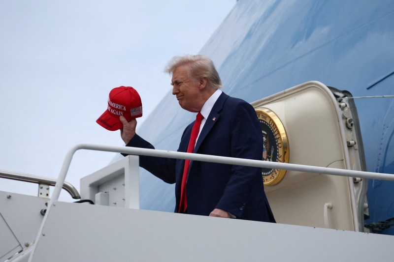 Donald Trump urmează să primească un avion de 400 de milioane de dolari din partea Qatarului, iar democrații îl critică: „Influență străină cu spațiu pentru picioare”