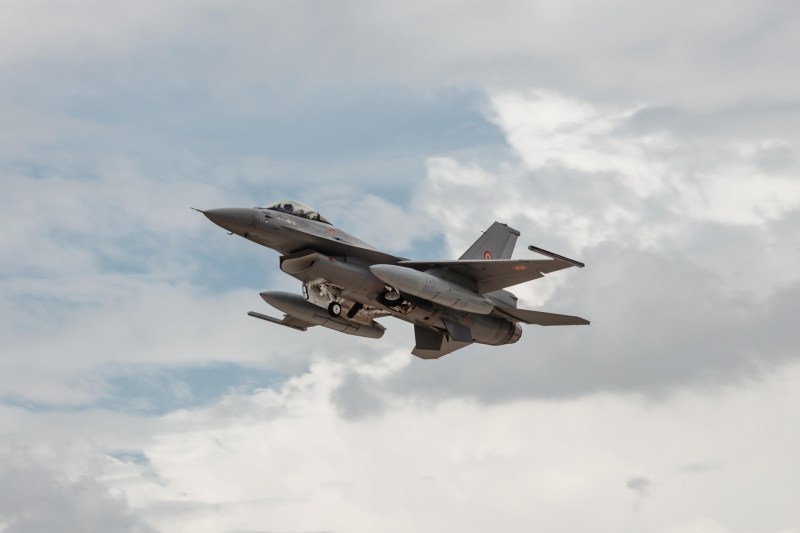 Două aeronave F-16 suplimentare pentru România: formarea unei noi escadrile de luptă a Forțelor Aeriene / Actualizare privind flota de F-16 a României