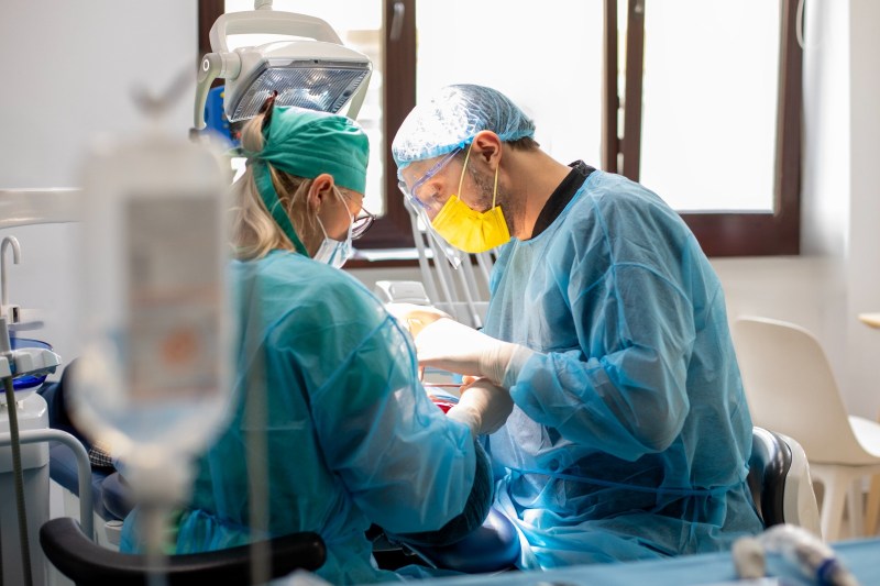 Dr. Matei Trăistaru, medic stomatolog la Regina Maria Dental Clinics: „Un implant de calitate accelerează vindecarea, asemenea unei fundații solide pentru o locuință”