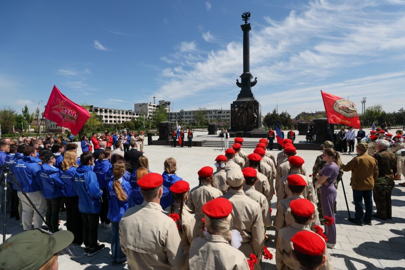 „Ei construiesc, nu demolează… acesta e orașul nostru rus!”. Viață idilică în Mariupolul devastat, reprezentată de influencerii susținuți de Kremlin