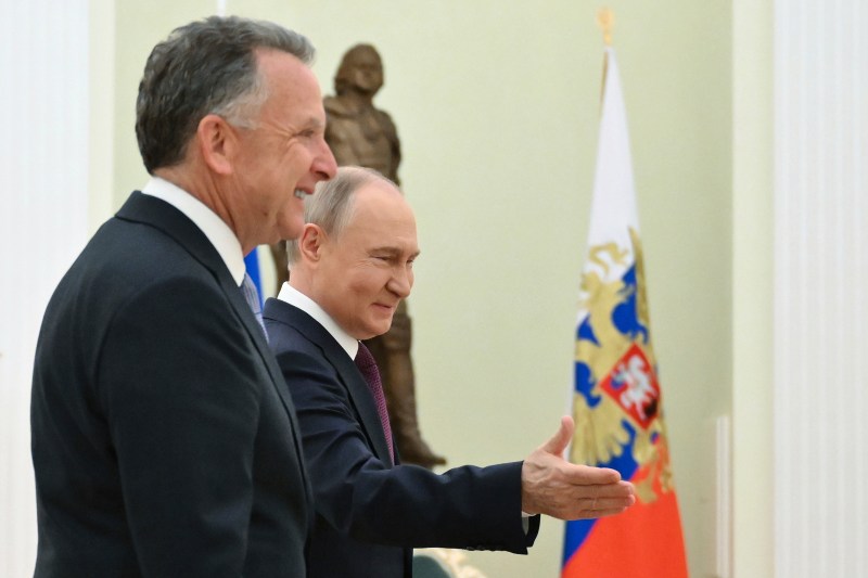 Emisarul lui Trump a utilizat doar traducători ruși în întâlnirile cu Putin, conform surselor de presă