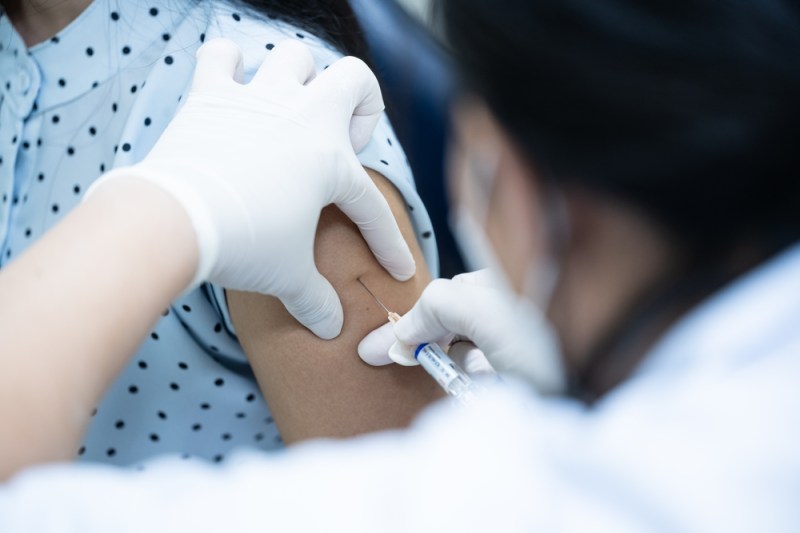 Extinderea vaccinării gratuite împotriva HPV pentru tinerii de până la 26 de ani, avizată favorabil de Comisia de Sănătate din Camera Deputaţilor