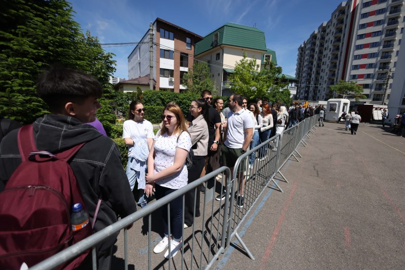 FOTO | Coadă impresionantă la vot pentru studenții din Regie. Imaginile din cadrul alegerilor prezidențiale, turul 2, surprinse în București
