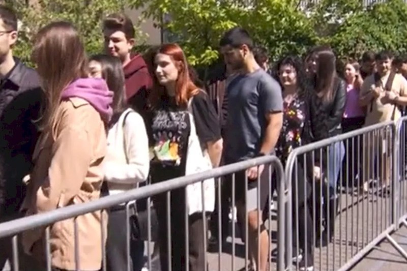 FOTO: Cohorte la secțiile de votare din București, Ilfov și Cluj. Oamenii așteaptă până la 30 de minute pentru a participa la vot
