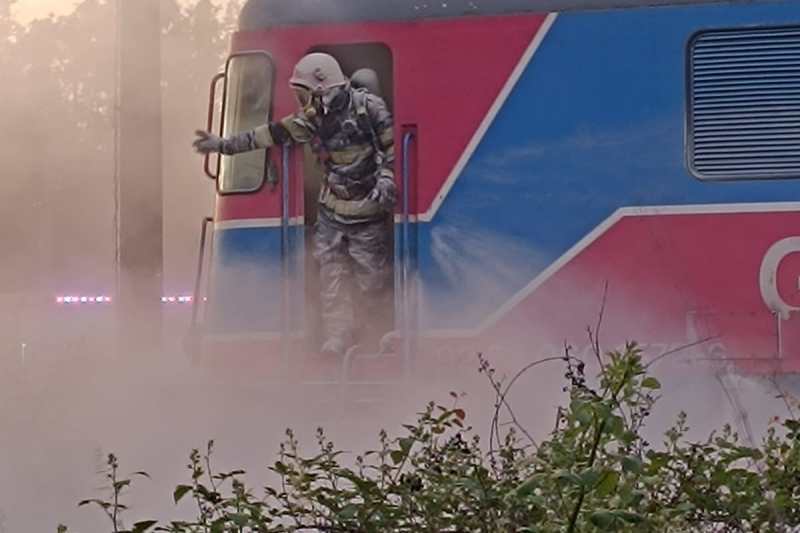 FOTO: Incendiu la o locomotivă ce tracta 36 de vagoane cu țiței