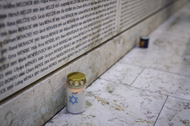 FOTO: Locații ale comunității evreiești din Paris, inclusiv Memorialul Holocaustului, vandalizate. Autoritățile denunță "acte inacceptabile".