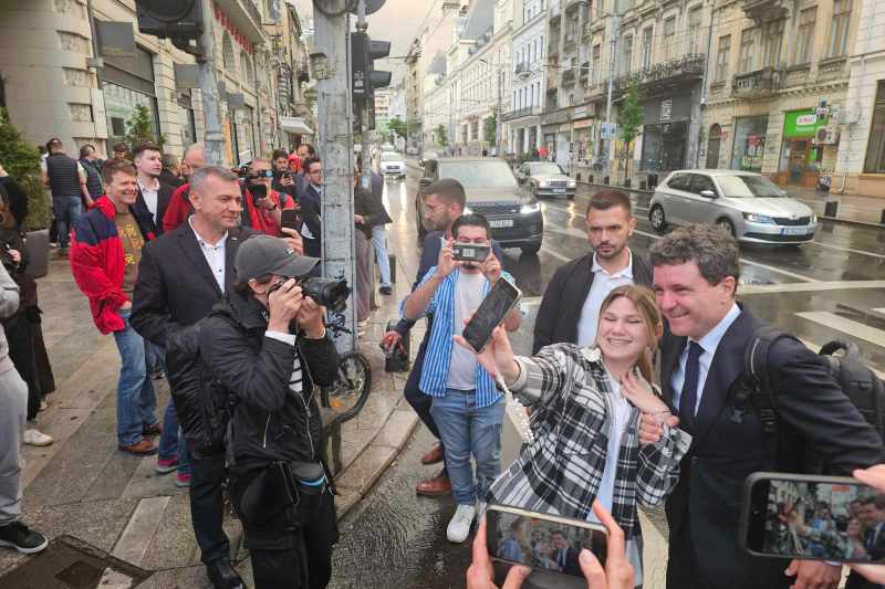 FOTO Nicușor Dan, întâmpinat cu aplauze la sediul de campanie înainte de rezultatele exit-poll ale alegerilor prezidențiale 2025, turul 2