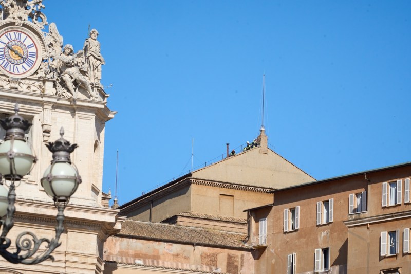 FOTO Pregătirile la Vatican pentru conclavul ce va desemna noul papă: Apariția hornului pe acoperișul Capelei Sixtine