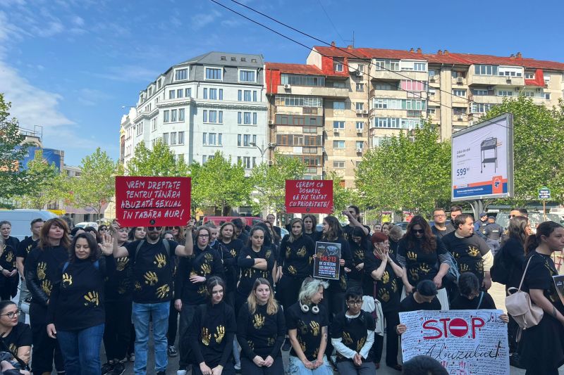 FOTO/VIDEO „Încercăm să trezim justiția”. Manifestație tăcută pentru tânăra de 17 ani abuzată sexual în tabăra de vară AUR