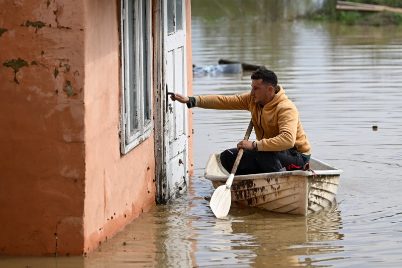 FOTO/VIDEO Inundații în diverse regiuni din țară. „Situația este critică” în Covasna, cu aproape 400 de evacuați / Cod roșu pe mai multe râuri