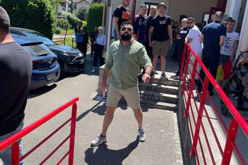 FOTO/VIDEO Vicepreședintele USR Diaspora, agresat la secția de vot: „Susținătorii lui George Simion sunt bine organizați”