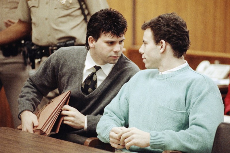 Frații Lyle și Erik Menendez, recent reluati în discuție datorită unui serial Netflix, fac un „pas semnificativ” spre eliberare după ce un judecător le-a revizuit sentințele
