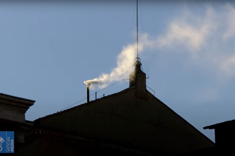 Fum alb la Vatican: Noul lider spiritual al Bisericii Catolice a fost ales