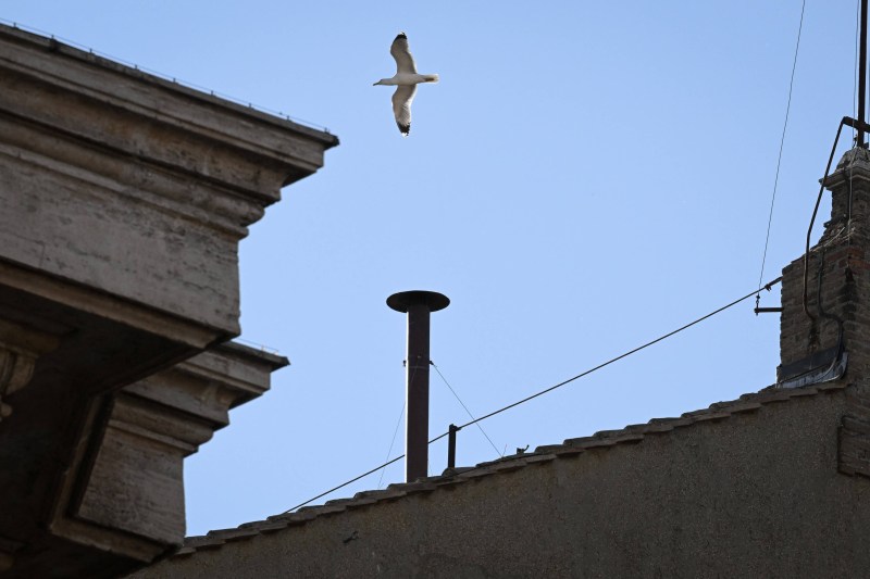 Fum negru deasupra Capelei Sixtine, după prima rundă de vot în conclavul cardinalilor