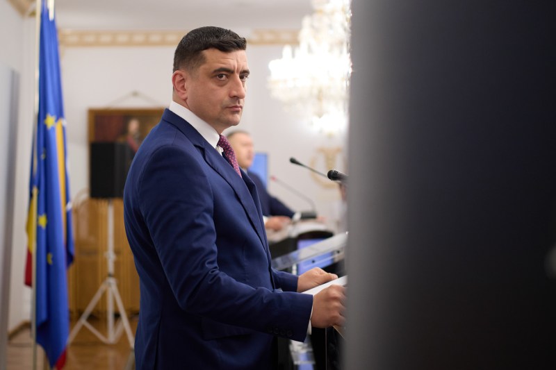 George Simion transmite un mesaj în engleză după miezul nopții. Ce detalii a omis în română despre contracandidatul său