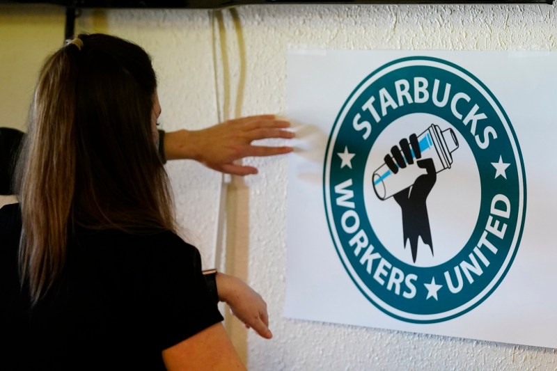 Greva angajaților Starbucks din SUA din cauza noilor reguli vestimentare