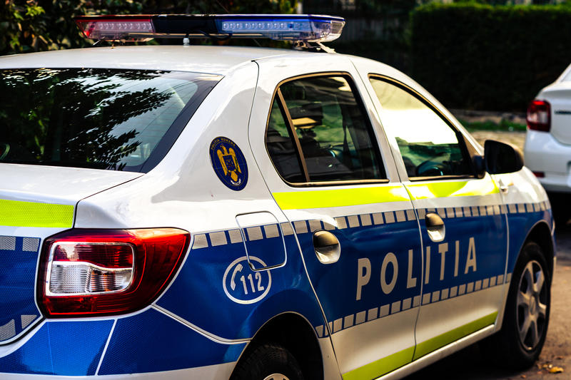 Grup infracțional specializat în vânzarea de droguri, inclusiv către elevi, descoperit de autorități. Un polițist a fost reținut în acest dosar