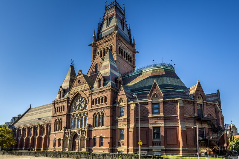 Harvard dă în judecată administrația Trump pentru interzicerea studenților internaționali: „O acțiune distructivă”