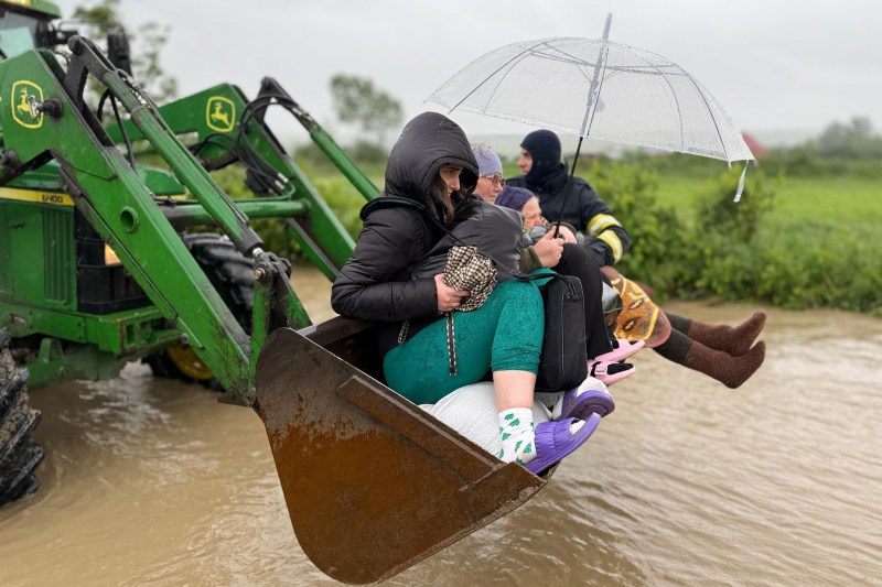 Imagini: persoane evacuate cu excavatorul în Botoșani din fața inundațiilor / Care este starea în țară