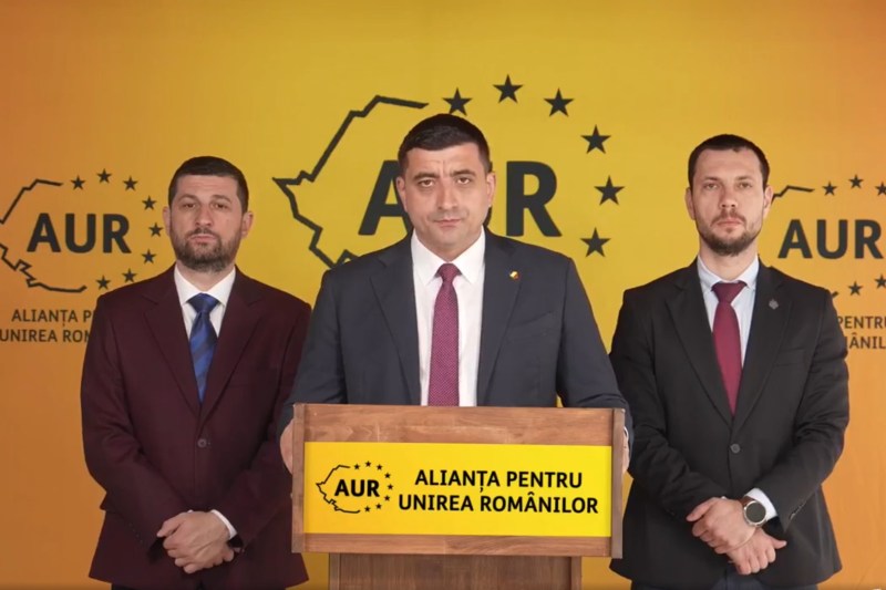 Împreună cu cine s-a prezentat Simion în anunțul de marți: Marius Lulea, care a comparat mass-media cu crima organizată, și deputatul Silviu Oancea, implicat în organizarea taberei contestate