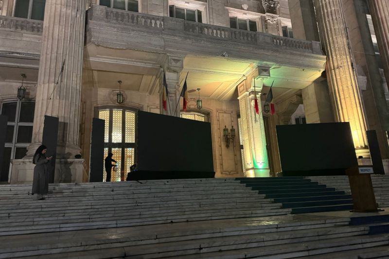 În timp ce mii de persoane sărbătoresc victoria lui Nicușor Dan în centrul Capitalei, ecranele din locul ales de George Simion și echipa sa sunt oprite