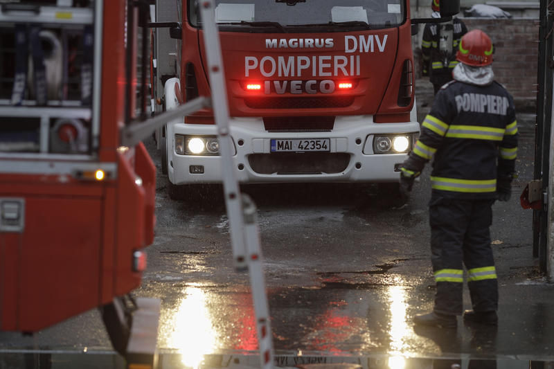 Incendiu de proporții în Giulești: 12 echipaje de pompieri mobilizate, alertă RO-Alert emisă
