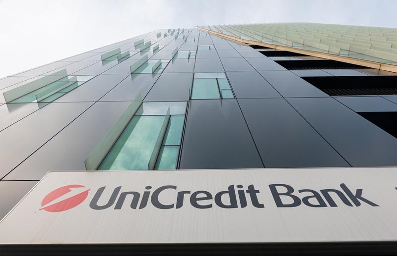 Începând de astăzi, clienții Alpha Bank primesc noile carduri emise de UniCredit. Integrarea celor două instituții financiare se va finaliza în august