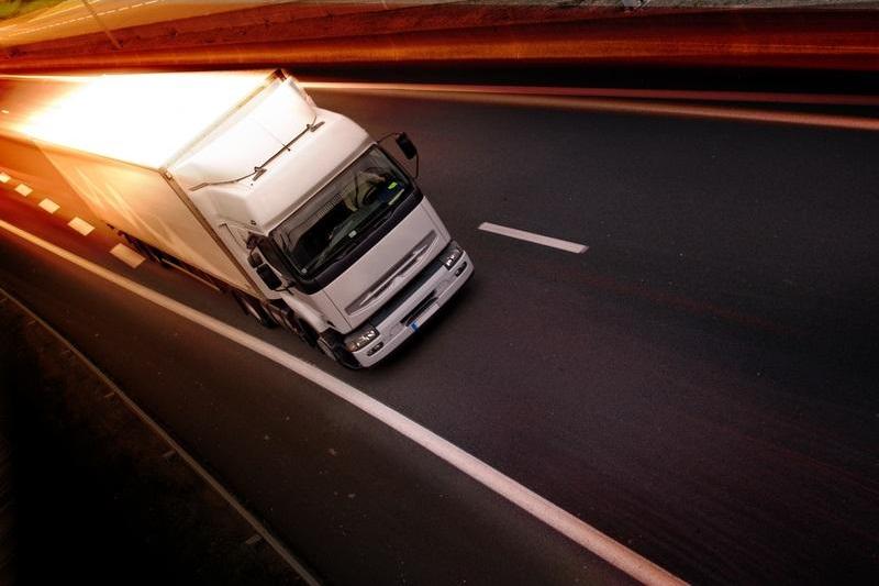 Incident în trafic: Șofer surprins fumând în cabina unei cisterne cu azot lichid